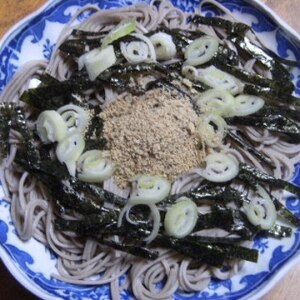 白ごまと刻み海苔たっぷりのざる蕎麦